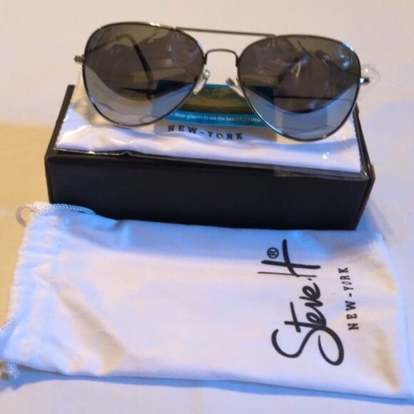 Steve Harvey New York -  Black color classic aviator polarized sunglasses.